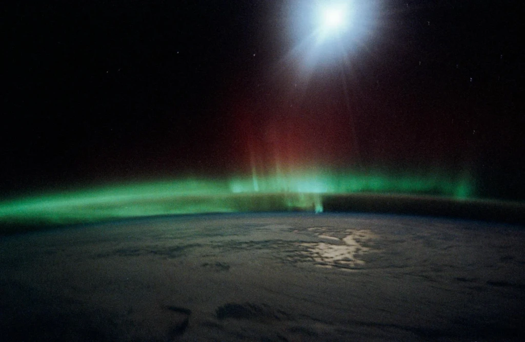 Aurora Australis, Spiked and Sinuous Red and Green Airglow, from Earth From Above: A Very Thin Atmosphere