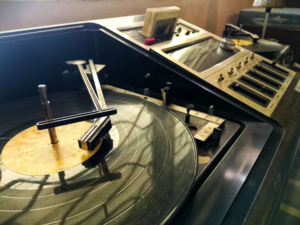 Warm Light on Machines, from Earthquakes: When the Ground Forgets
