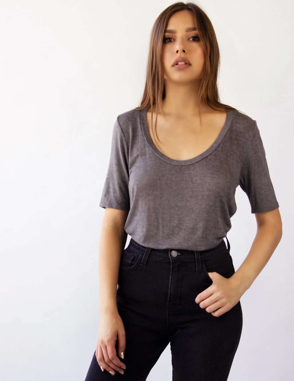 MIRA ROUND NECK TEE- GRAVEL, from Fakemovement