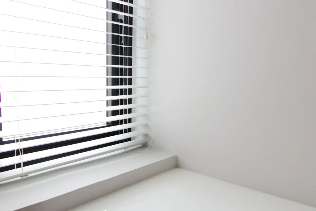 Light on Surfaces, from Minimalism